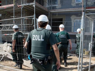 In der für Lohndumping besonders anfälligen Baubranche sei die Zahl der Kontrollen sogar um fast die Hälfte auf knapp 17 000 Arbeitgeber gesunken, hieß es. Foto: Boris Roessler