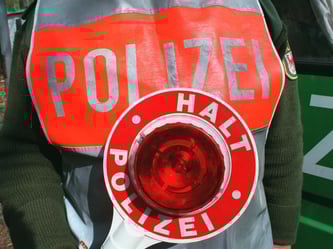 Halt! Ein Fahrverbot ist gültig - auch, wenn es erst sehr spät ausgesprochen wird. Foto: Jens Kalaene