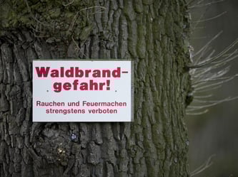 Ein Schild in Bayreuth weist auf Waldbrandgefahr hin. Foto: David Ebener/Archiv