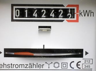 An einem Stromzähler werden die verbrauchten Kilowattstunden eines privaten Abnehmers angezeigt. Foto: Jens Wolf/Illustration