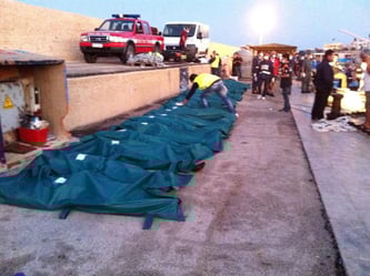 Tote liegen aufgereiht im Hafen der italienischen Insel Lampedusa. Foto: Elio Desiderio/Archiv