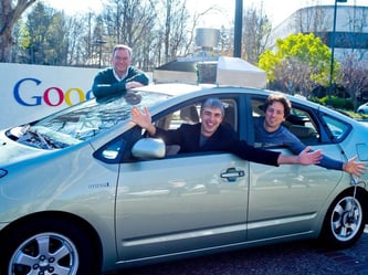 Das Führungstrio des weltweit führenden Internet-Konzerns Google Eric Schmidt, Larry Page und Sergey Brin (v.l.) in einem computergesteuerten Auto vor der Zentrale des Unternehmens. Foto: Google/Archiv