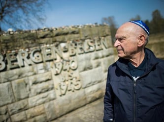 Der Holocaust-Überlebende Ezra Davids steht in der Gedenkstätte Bergen-Belsen. Foto: Julian Stratenschulte