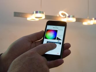 Das Licht im Haus mit dem Handy steuern: Was vor ein paar Jahren noch undenkbar war, kann im Neubau bald schon Standard sein. Foto: Tobias Hase