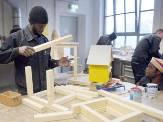 Flüchtlinge arbeiten bei der Flüchtlings-Initiative «Arrivo» der Handwerkskammer Berlin. In Berlin findet eine Jobbörse Flüchtlinge statt. 211 Unternehmen und Bildungsträger haben sich dazu angemeldet. Foto: Rainer Jensen