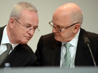 Der Aufsichtsratsvorsitzende der Volkswagen AG, Ferdinand Piech (r), und Und Konzernchef Martin Winterkorn (l). Foto: Jochen Lübke/Archiv
