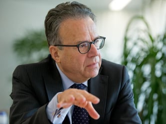 Laut dem Chef der Bundesagentur für Arbeit und Leiter des Bundesamtes für Migration und Flüchtlinge, Frank-Jürgen Weise, werden Arbeitslose trotz der wachsenden Flüchtlingszahl bei der Jobvermittlung nicht benachteiligt. Foto: Daniel Karmann/Archiv