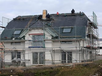 Während des Baus trägt die Baufirma die Verantwortung für mögliche Mängel. Bei der Abnahme muss der Bauherr sicherstellen, dass die Immobilie in einwandfreiem Zustand ist. Foto: Fredrik von Erichsen