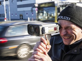 Ein Polizist schaut durch ein Geschwindigkeitsmessgerät beim Blitzmarathon. Bundesweit läuft ein Blitzmarathon . Foto: Paul Zinken/Archiv