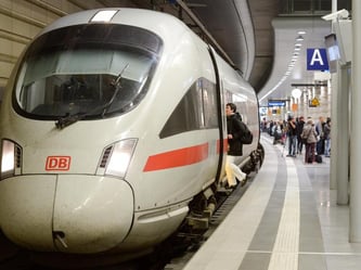 Ob mit dem Auto oder mit der Bahn: Immer mehr Menschen pendeln über größere Entfernungen zur Arbeit. Foto: Peter Endig/Symbolbild