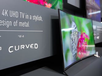 Im Gegensatz zu UHD (4K) wird gebogenen Displays keine große Zukunft vorhergesagt - unter anderem wegen störender Reflexionen von Lichtquellen. Foto: Florian Schuh