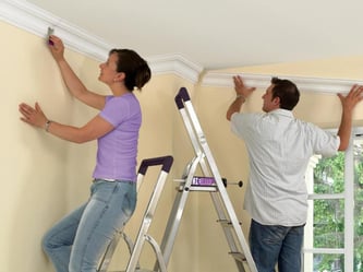 Wer keinen Stuck in seiner Wohnung hat, kann diesen leicht nachrüsten. Foto: Henkel/Metylan