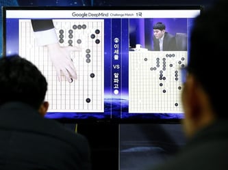 Das 2500 Jahre alte asiatische Strategiespiel mit seinen vielen möglichen Spielzügen galt bis zur Entwicklung von AlphaGo als zu kompliziert für Computer. Foto: Jeon Heon-Kyun