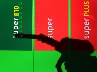 Kurz vor Ferienbeginn sind Benzin und Diesel so günstig wie zuletzt vor acht Jahren. Foto: Karl-Josef Hildenbrand