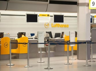 Das inzwischen vertraute Bild: Verwaiste Lufthansa-Schalter am Berliner Flughafen Tegel. Foto: Paul Zinken