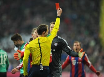 Schiedsrichter Bastian Dankert zückt die Rote Karte für Jerome Boateng, während Manuel Neuer noch protestiert. Foto: Tobias Hase