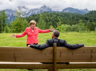 Kanzlerin Merkel und US-Präsident Obama unterhalten sich vor der Wettersteinspitze. Foto: Michael Kappeler