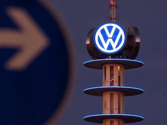 Der Abgas-Skandal beutelt VW. der Autokonzern verliert 2,3 Prozent an Marktwert im Vergleich zum Vorjahr. Foto: Julian Stratenschulte/Archiv
