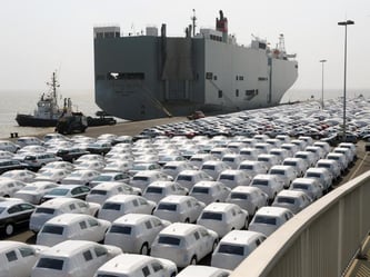 Autos für den Export: Die deutsche Wirtschaft hofft, dass das Freihandelsabkommen TTIP zustandekommt. Foto: Ingo Wagner/Archiv