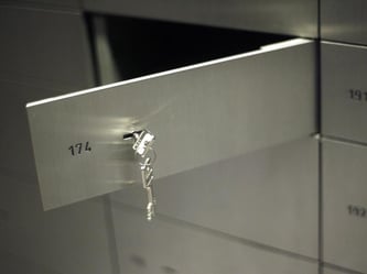 Es reicht nicht, das Bankschließfach gut abzuschließen. Kunden sollten auch den Versicherungsschutz überprüfen - denn längst nicht alle Wertgestände sind gegen Diebstahl abgesichert. Foto: Jens Wolf