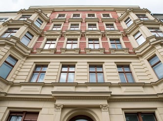 Modernisierter Altbau in Berlin-Mitte: Laut einer aktuellen Studie hat die Mietpreisbremse nicht zu den befürchteten vorgezogenen Mieterhöhungen geführt. Foto: Bernd von Jutrczenka