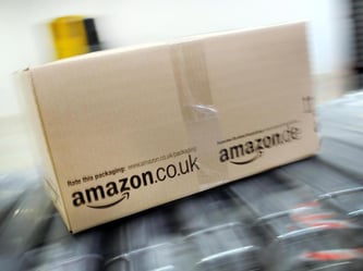 Ein Paket in einem Amazon-Logistikzentrum auf einem Transportband. Foto: Henning Kaiser