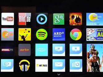 Viele Möglichkeiten und viele Gefahren: Für Smart-TVs gibt es zahlreiche Apps, allerdings wissen die Fernseher so auch viel über ihren Besitzer. Auch die Hersteller der Geräte sind an Daten wie Fernsehverhalten des Nutzers interessiert. Foto: Andrea Warne