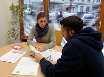 Um von freien Arbeitsplätzen zu erfahren, gibt es mehrere Jobbörsen speziell für Flüchtlinge. So betreibt der Paritätische Wohlfahrtsverband Berlin etwa das Projekt Work for refugees. Foto: Work for refugees