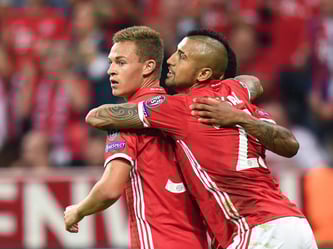 Joshua Kimmich (l) wird von den Bayern-Spielern nach seinen zwei Treffern gefeiert. Foto: Sven Hoppe