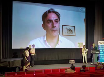 Giulio Ricciarelli, Regisseur des Auschwitz-Films «Im Labyrinth des Schweigens», wurde zur Veranstaltung per Skype zugeschaltet. Foto: Matthias Balk