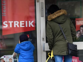 Eine Mutter vor der Tür einer wegen Warnstreiks geschlossenen Kita. Foto: Uwe Zucchi / Archiv