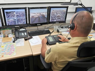 Die Wiesnwache kontrolliert via Bildschirme das Geschehen auf dem Oktoberfest. Foto: Felix Hörhager