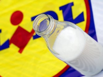 Lidl zahlt nach den massiven Protesten von Bauern wegen der stark gesunkenen Milchpreise jetzt deutlich mehr für den Liter. Foto: Frank May/Archiv