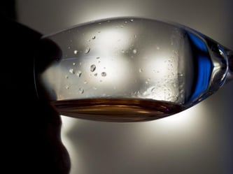 Alkohol in Maßen soll gesund sein - dieses Ergebnis zahlreicher Studien haben britische Forscher in einer neuen Analyse entkräftet. Foto: Daniel Naupold/Archiv