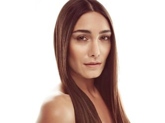 Langes Haar sollte regelmäßig Intensiv-Kuren erhalten. Beim Föhnen und Frisieren schonen spezielle Föhnbürsten und ein Hitzeschutz das Haar. Foto: Zentralverband des Deutschen Friseurhandwerks