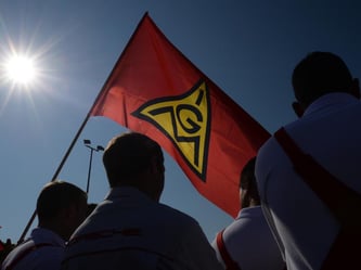 Eine Fahne der IG Metall bei dem Warnstreik. Foto: Hendrik Schmidt/Archiv