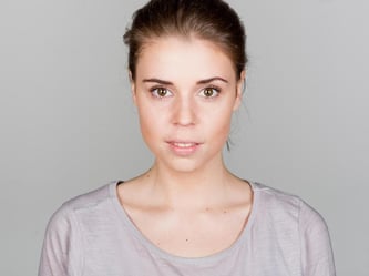 Beim Nude-Look ist weniger mehr - Frauen setzen dafür etwa auf hellen Lidschatten und weißen Kajal. Foto: Monique Wüstenhagen