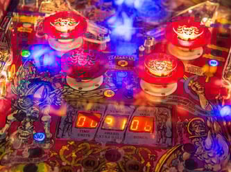 Bunte Lichter blinken, die Kugel rast die Rampe hoch: Willkommen beim Flippern. So wird heute nur noch selten gespielt. Foto: Jens Büttner