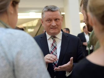 Gesundheitsminister Gröhe stellt bei seiner Krankenhausreform den Qualitätsaspekt in den Mittelpunkt. Foto: Britta Pedersen/Archiv