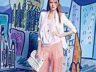 Weite Sommerhosen mit auffälligem Muster erinnern an die wilde Hippiezeit wie hier bei Patrizia Pepe (Blazer ca. 330 Euro, Oberteil ca. 180 Euro, Hose 305 Euro, Tasche ca. 160 Euro) Foto: Patrizia Pepe