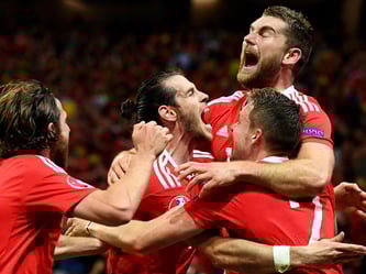 Die Waliser um Gareth Bale feiern den 3:1-Sieg gegen Belgien. Foto: Georgi Licovski