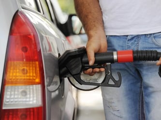 Die Preise für Benzin und Diesel schwanken an ein und derselben Tankstelle um bis zu 20 Cent je Liter - je nach Tageszeit. Foto: Tobias Hase/Archiv