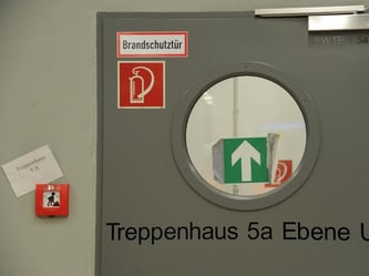 Eine Brandschutztür auf dem Bahnhof des Flughafens Berlin Brandenburg. Foto: Bernd Settnik/Archiv