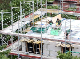 Arbeiter auf einer Baustelle eines Mehrfamilienhauses. Foto: Bodo Marks/Archiv