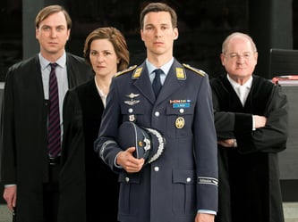 Eurofighter-Pilot Lars Koch (Florian David Fitz, vorne), sen Verteidiger (Lars Eidinger, l), die Staatsanwältin (Martina Gedeck) und der Richter (Burghart Klaußner, r) in «Terror - Ihr Urteil».Foto: Julia Terjung/ARD Degeto/Moovie/