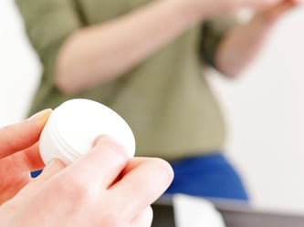 Besonders trockene Haut braucht im Winter eine rückfettende Pflege. Foto: Monique Wüstenhagen