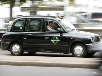 Ein Taxi fährt durch London. In Großbritannien ist Kartenzahlung deutlich weiter verbreitet als in Deutschland. Foto: Rolf Vennenbernd/Archiv