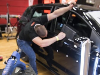 Kleine Delle, großer Schaden? Mit der Smart-Repair-Methode können Autobesitzer unter Umständen Geld sparen. Foto: Jens-Ulrich Koch