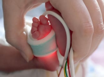 Paul ist mit 24 Wochen auf die Welt gekommen und wog 880 Gramm. Foto: Britta Pedersen