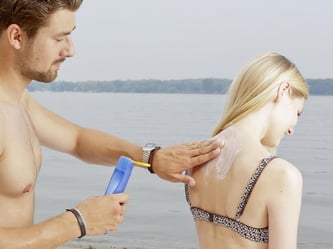 Eincremen ist Pflicht: Nur mit dem passenden Sonnenschutz hinterlässt der Tag am See keine schmerzhaften Spuren. Foto: Monique Wüstenhage